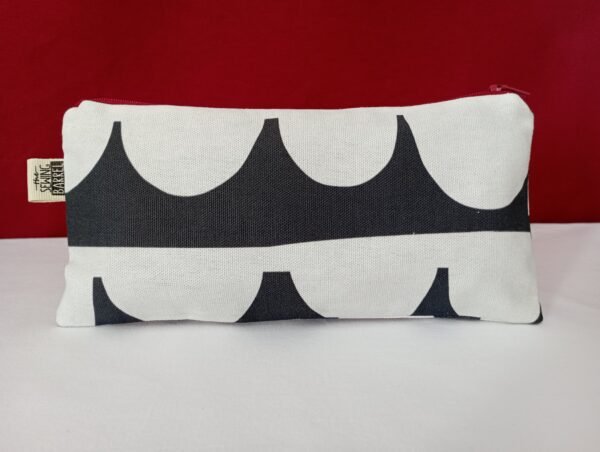 Schwarz-weiß gemusterte Tasche mit Reißverschluss und einem Design aus geschwungenen Formen