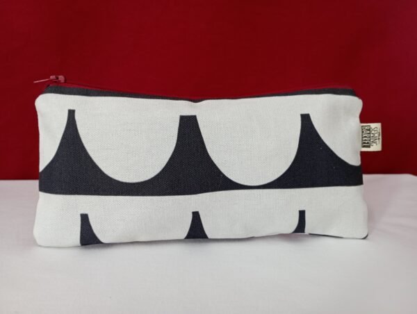 Leinentasche mit einem schwarz-weißen geometrischen Muster, das aus einer Reihe geschwungener Formen auf hellem Hintergrund besteht.