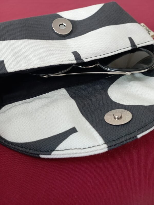 Brillenetui in Schwarz und Cremeweiß