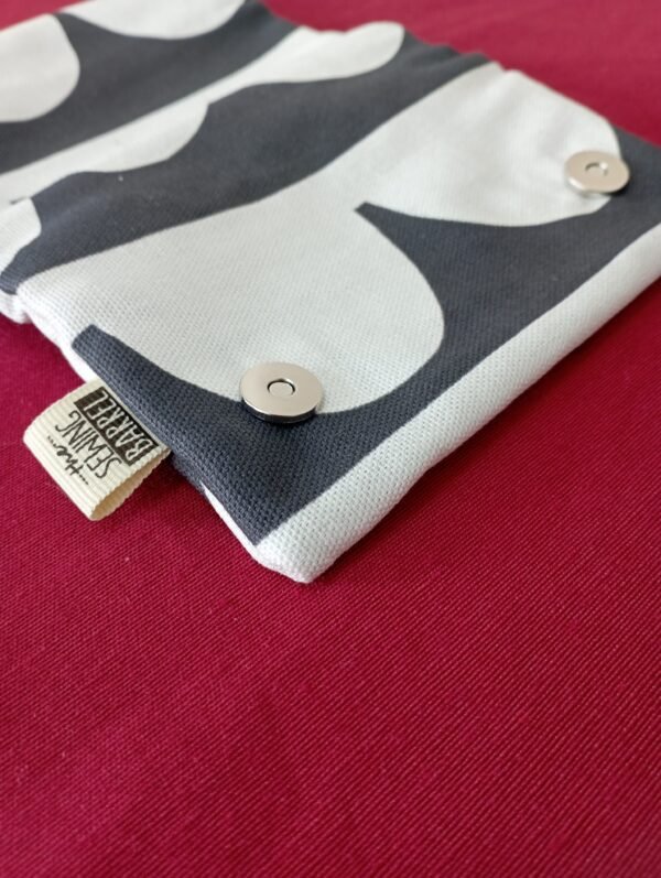 tobacco case black and off white shape