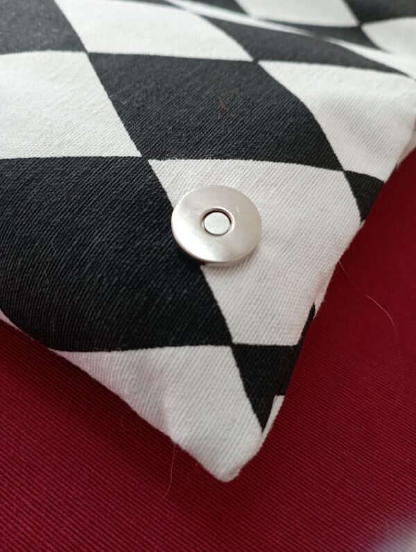 Tabakdose mit schwarz-weißen Rauten