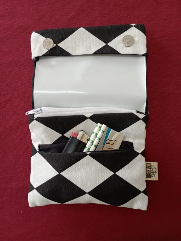 Tabakdose mit schwarz-weißen Rauten