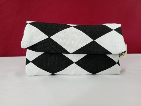 Tabakdose mit schwarz-weißen Rauten