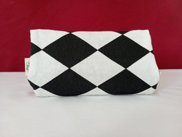 Tabakdose mit schwarz-weißen Rauten