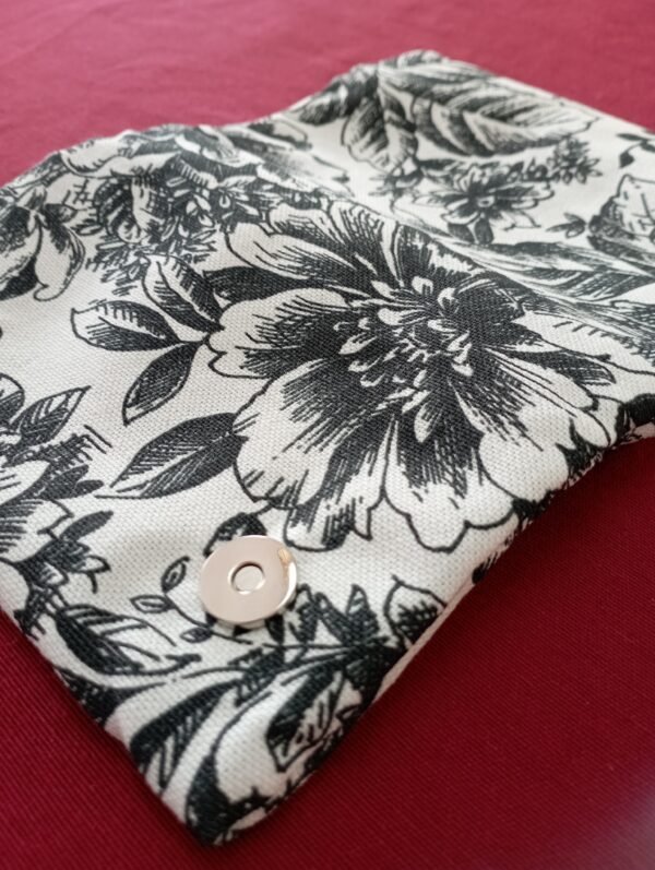 tobacco case black and white flowers