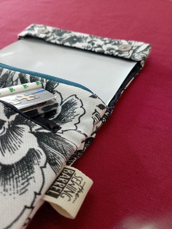 tobacco case black and white flowers