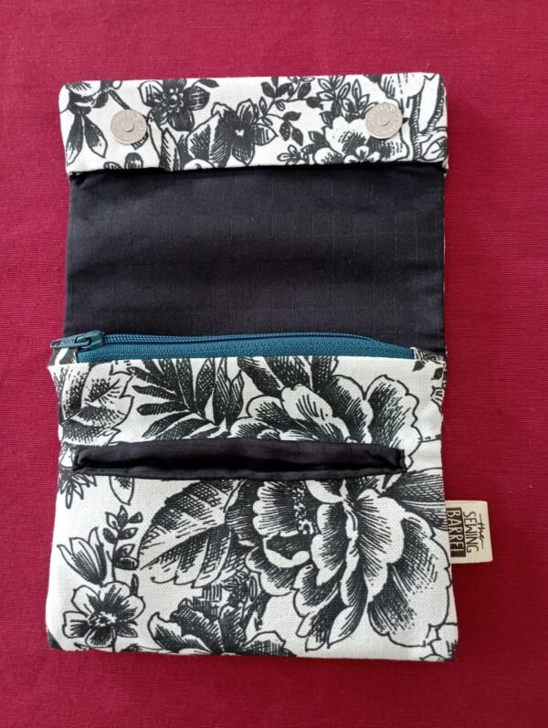 tobacco case black and white flowers