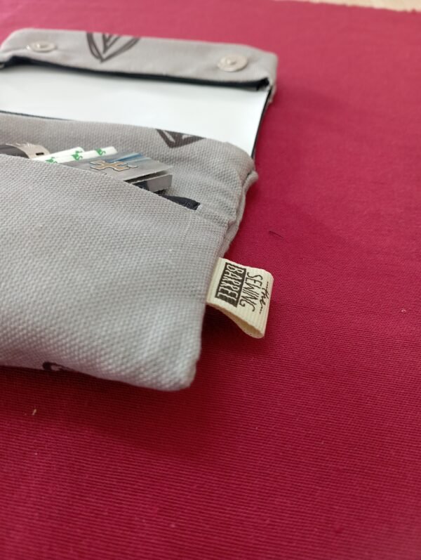 tobacco case grey with black hearts