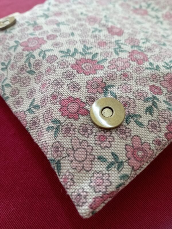 Tabakdose mit rosa Blumen